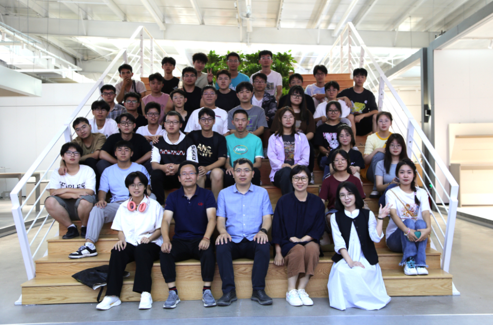 石家莊鐵道大學工業(yè)設(shè)計系師生到常宏產(chǎn)業(yè)園參觀考察