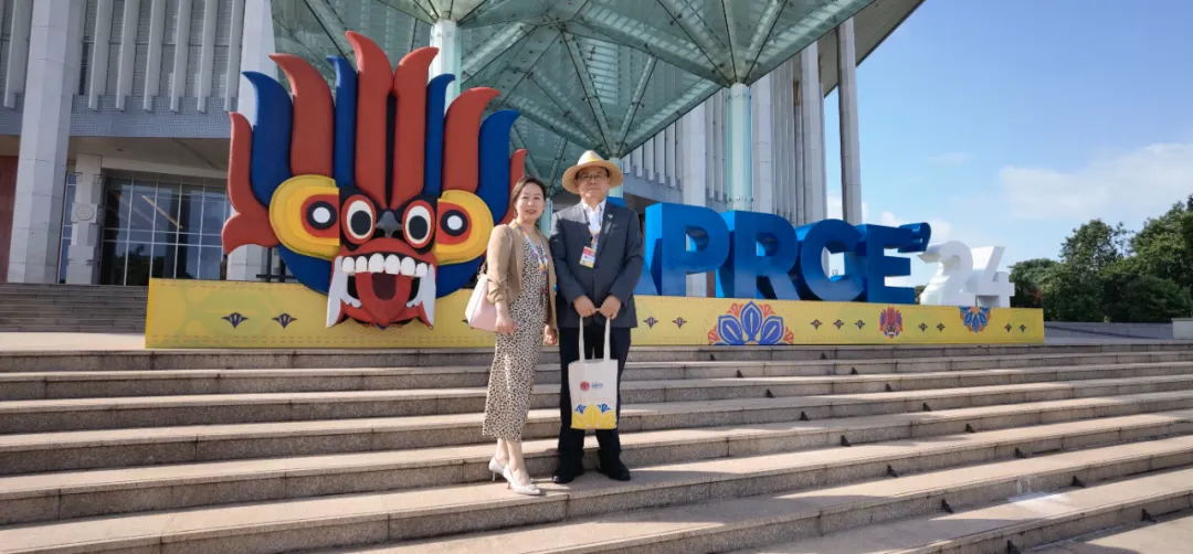 常宏集團(tuán)董事總經(jīng)理王躍、常宏進(jìn)出口貿(mào)易有限公司執(zhí)行總經(jīng)理李華隨中國代表團(tuán)赴斯里蘭卡參加第二十一屆亞太零售商大會(huì)暨展會(huì)